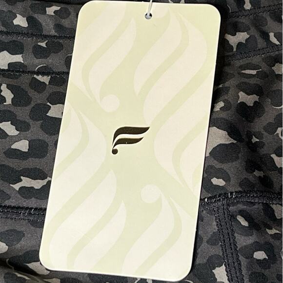 NWT‎ Fabletics Women's High Waisted Ultracool Mesh Pockets Leggings Cheetah XS - Picture 7 of 8